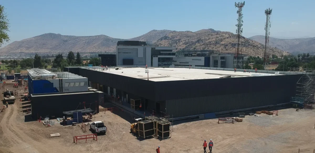 Avanza la construcción de SAN2, el segundo Data Center de Cirion Technologies en Santiago, ubicado en Quilicura, con un 85% de progreso y altos estándares de sostenibilidad, seguridad y resiliencia para atender a los clientes más exigentes del ecosistema digital.