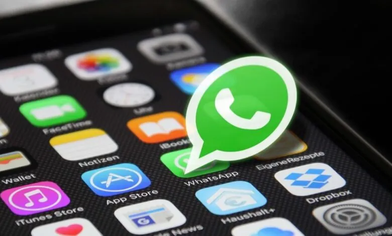 WhatsApp renueva los Estados con música, collages y stickers interactivos.