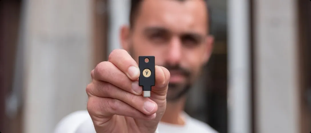YubiKey asegura accesos a sistemas SCADA, VPNs y redes OT en minería y energía, incluso sin conectividad.