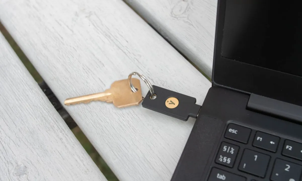 YubiKey, la solución de autenticación física que protege accesos críticos sin depender de contraseñas, SMS o tokens replicables.