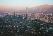 Chile lidera en normativas tecnológicas y avanza hacia el futuro con inteligencia artificial.