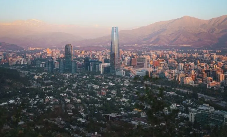 Chile lidera en normativas tecnológicas y avanza hacia el futuro con inteligencia artificial.