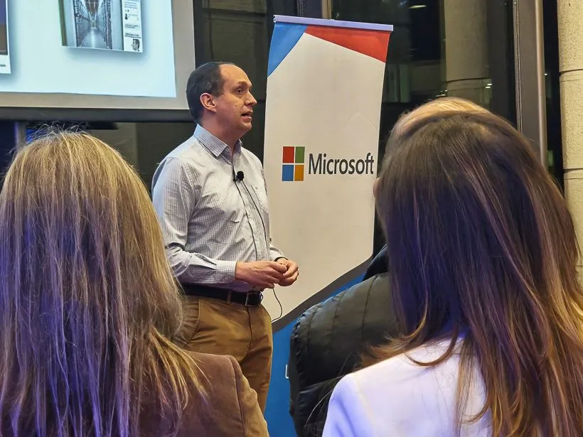 Daniel Abellá, responsable de la expansión de la nube de Microsoft, presentó los beneficios estratégicos de la nueva región de data centers ‘Chile Central’, destacando la mejora en la latencia y la resiliencia de los servicios.