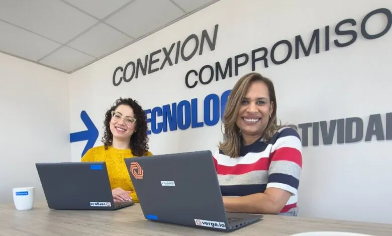 Grecia Rojas, ingeniera comercial y Business Development Manager, y Desiree López, ingeniera informática y Business Vendor Manager.