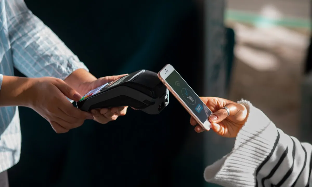 Esta generación exige servicios financieros personalizados, simplificados y alineados con su estilo de vida digital, obligando a bancos y fintechs a adaptarse rápidamente.
