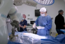 El cirujano Ricardo Funke durante la operación de vesícula biliar en solitario, con la cámara 4K guiada por inteligencia artificial que sigue sus movimientos en tiempo real.