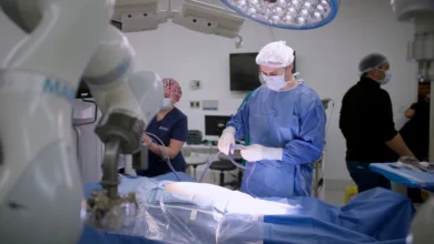 El cirujano Ricardo Funke durante la operación de vesícula biliar en solitario, con la cámara 4K guiada por inteligencia artificial que sigue sus movimientos en tiempo real.