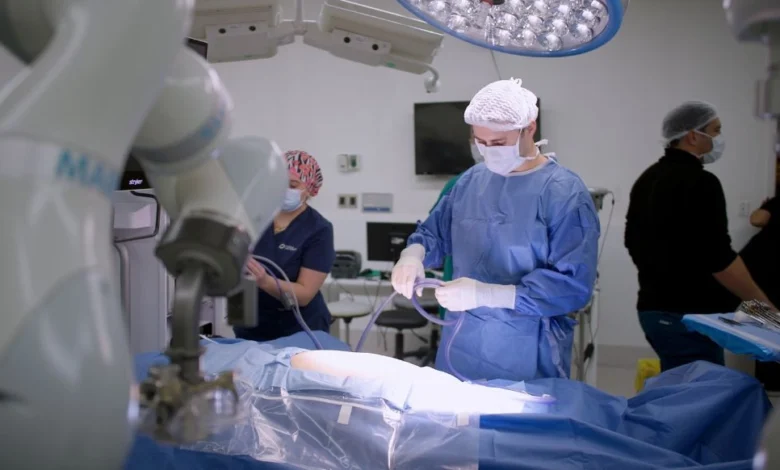 El cirujano Ricardo Funke durante la operación de vesícula biliar en solitario, con la cámara 4K guiada por inteligencia artificial que sigue sus movimientos en tiempo real.