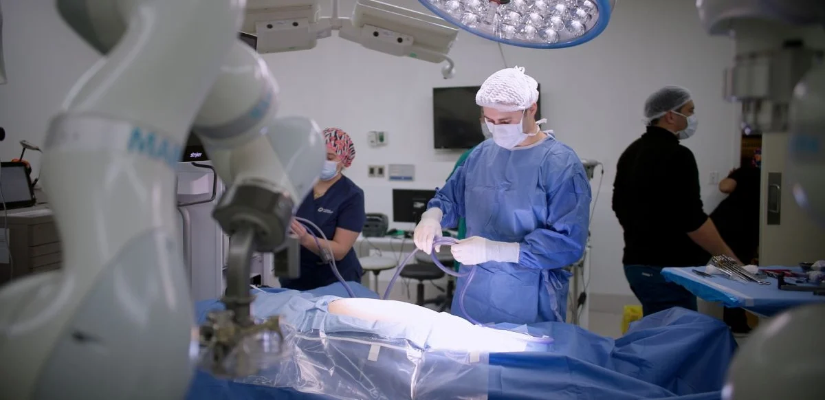 El cirujano Ricardo Funke durante la operación de vesícula biliar en solitario, con la cámara 4K guiada por inteligencia artificial que sigue sus movimientos en tiempo real.