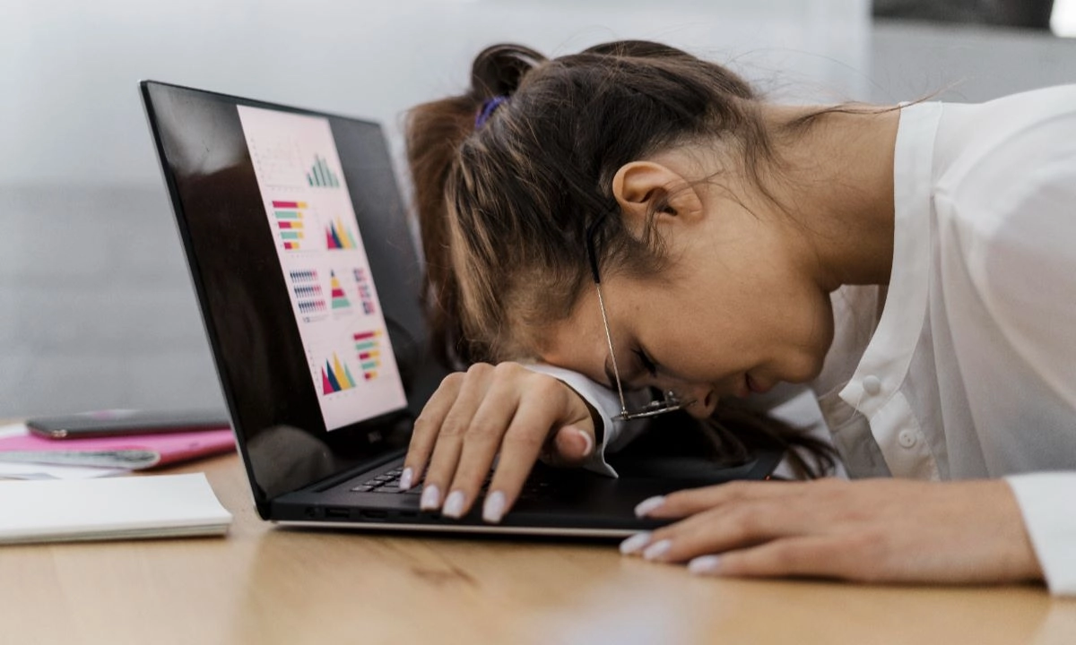 El 76 % de los profesionales de ciberseguridad sufrió burnout en el último año, según Sophos. El cansancio no solo es emocional: afecta la productividad, eleva el riesgo de errores y compromete la seguridad corporativa.
