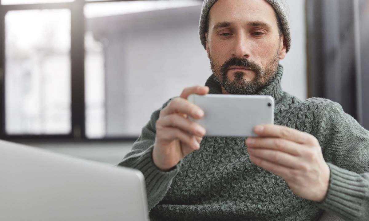 Los estafadores suelen iniciar el engaño a través de una videollamada en WhatsApp, haciéndose pasar por bancos, empresas o incluso familiares.