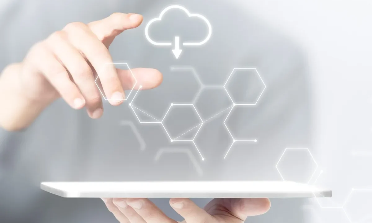 La plataforma permite ejecutar máquinas virtuales y contenedores en paralelo, reduciendo la dependencia de hipervisores tradicionales y los costos de operación.