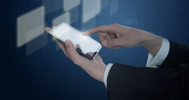 Clientes interactúan con plataformas digitales que ofrecen experiencias personalizadas y seguras en tiempo real, una de las claves del crecimiento de los neobancos.