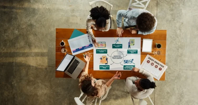 Solo el 27% de los equipos de marketing en Colombia tiene una integración tecnológica completa, lo que limita la toma de decisiones basada en datos.