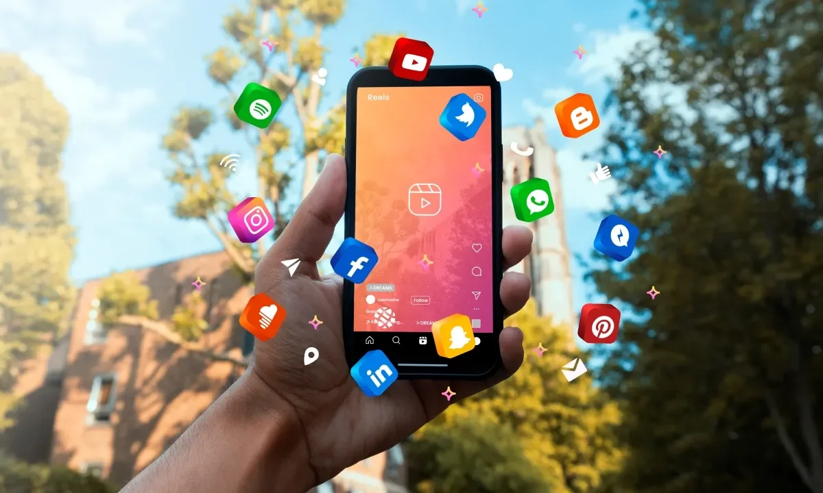 Aplicaciones de mensajería y redes sociales forman parte de la comunicación cotidiana entre compañeros, incluso con restricciones escolares.