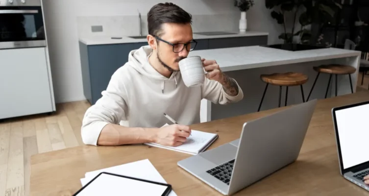 La capacitación constante y el soporte especializado se convierten en pilares clave para el desarrollo del canal en Colombia.