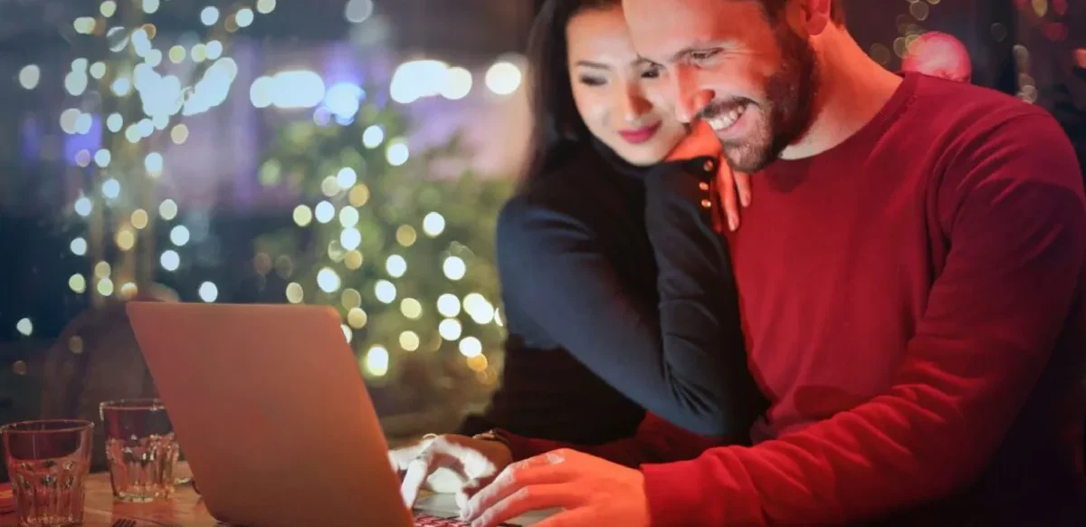 Durante la temporada de vacaciones, millones de colombianos se preparan para comprar y explorar nuevas experiencias. Las marcas compiten por captar su atención, pero la personalización es clave para destacarse.