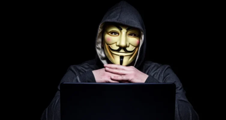 Los estafadores crean páginas falsas que imitan sitios oficiales de boleterías para robar datos personales y financieros de los compradores.