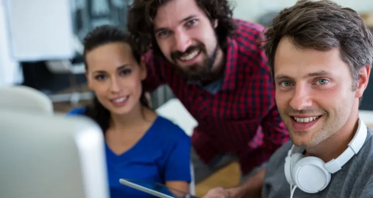 Jóvenes colombianos construyendo su futuro con educación digital.