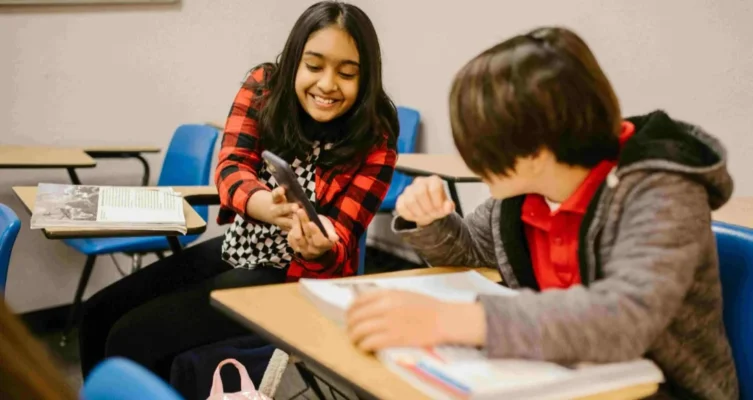 Jóvenes colombianos: Estudiantes del SENA reciben formación especializada en tecnología y mentorías de Globant para fortalecer sus competencias y mejorar su empleabilidad.