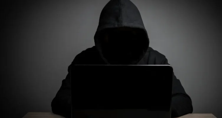 Los deepfakes son una técnica de inteligencia artificial que permite crear videos, audios e imágenes hiperrealistas de personas que no existen o que están siendo suplantadas, lo que ha generado una creciente ola de estafas difíciles de detectar, con pérdidas millonarias y la exposición de datos sensibles.