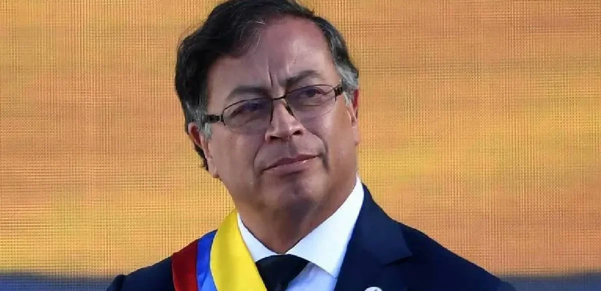 El presidente Gustavo Petro suspende la deportación de ciudadanos colombianos desde EE.UU., generando una rápida respuesta de sanciones por parte de Donald Trump, incluidos aranceles y restricciones de viaje.