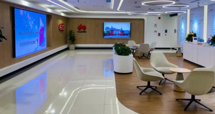 Huawei transforma la educación con innovación tecnológica.