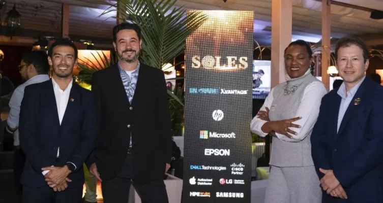 Raul Campos, Gerente Regional de Ventas de Microsoft, Sandra Hinestroza, Managing Director de HP y Juan Andrés Mejía, Country Manager de Ingram Micro Colombia.