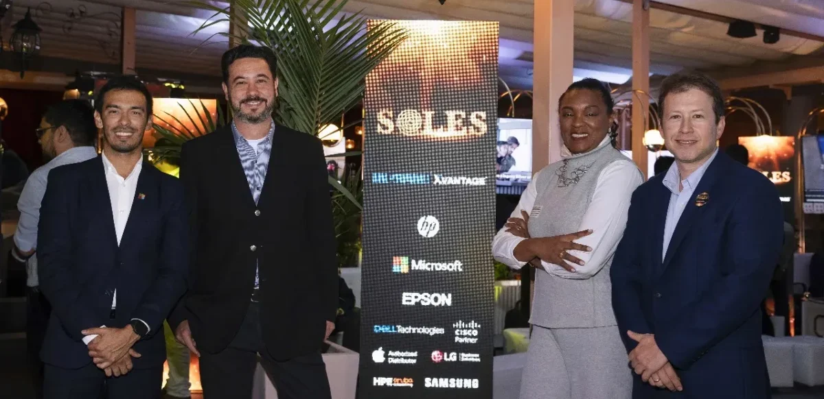 Raul Campos, Gerente Regional de Ventas de Microsoft, Sandra Hinestroza, Managing Director de HP y Juan Andrés Mejía, Country Manager de Ingram Micro Colombia.