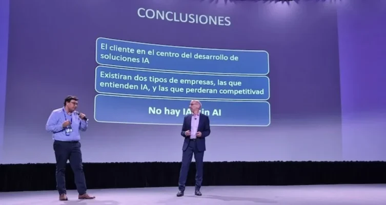 Presentación de tendencias y soluciones tecnológicas en el escenario principal.