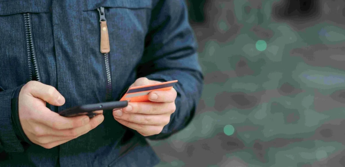 La página fraudulenta simula ser del banco real para robar contraseñas e información financiera de los usuarios desprevenidos.