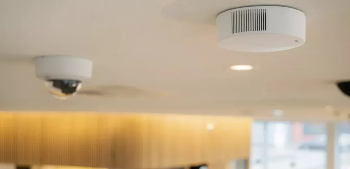 Los nuevos sensores AXIS D6210 y D6310 monitorean en tiempo real la calidad del aire en interiores, detectando contaminantes, vapeo y humo, y se integran fácilmente con cámaras y dispositivos IP de Axis Communications para una respuesta inmediata y eficiente.