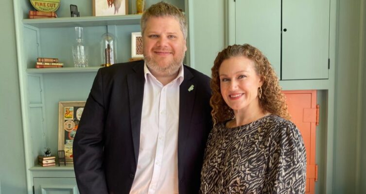 Dmitri Zaroubine, director de Systems Engineering para Veeam Latinoamérica, y Sara Wilson, directora de Canal para la región.