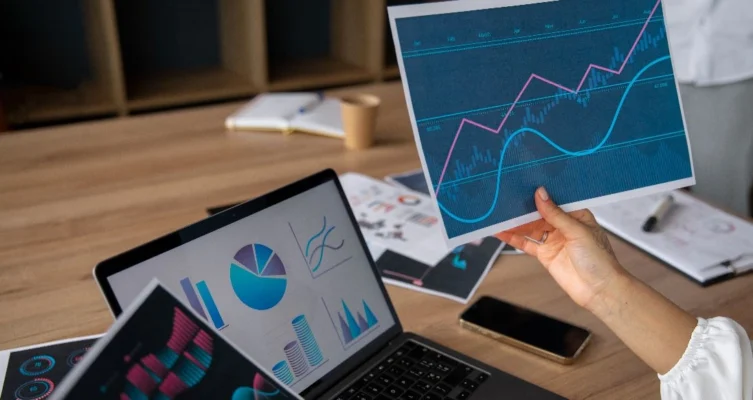 HubSpot hizo un análisis de 3.000 llamadas reales de asesoría realizadas durante 2025 con empresas de Colombia, México, Chile y Argentina.