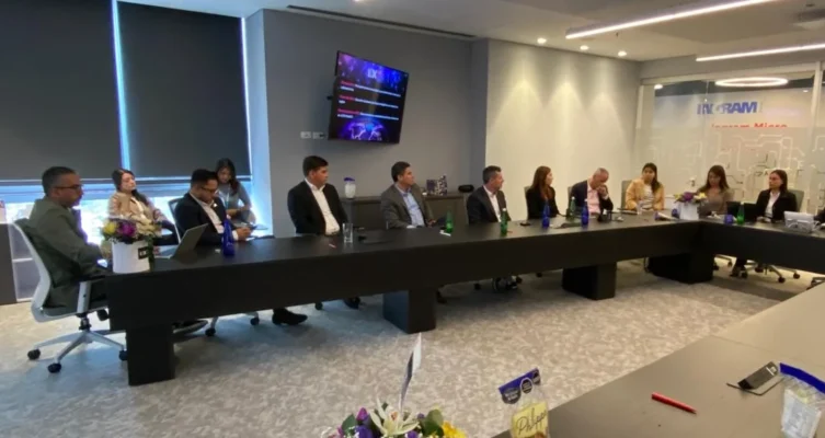 Partners Diamante, Titanio y ejecutivos de Ingram Micro durante la rueda de prensa de apertura previa al IDX Week 2025.