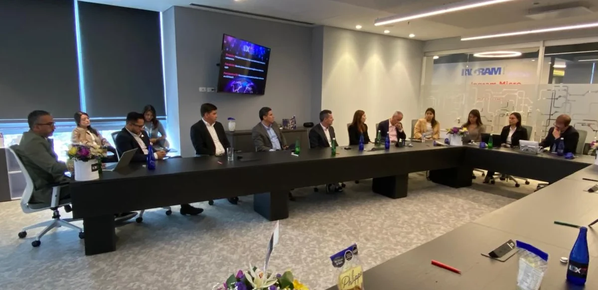 Partners Diamante, Titanio y ejecutivos de Ingram Micro durante la rueda de prensa de apertura previa al IDX Week 2025.