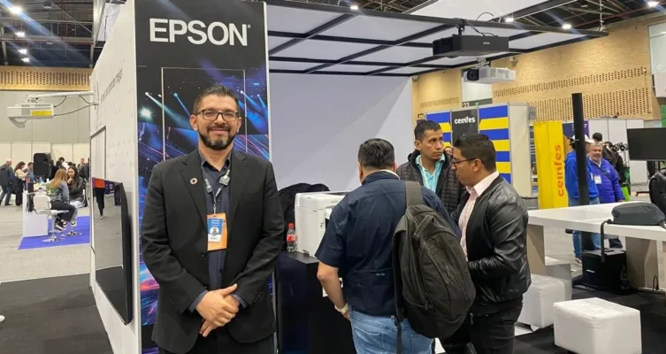 Camilo Garzón, product manager de Epson Colombia para videoproyección comercial