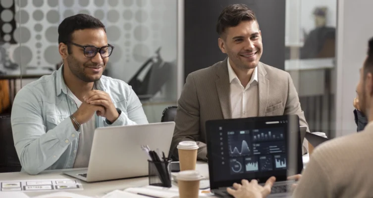 El modelo Zero Trust redefine la seguridad corporativa al verificar cada acceso y monitorear la actividad en tiempo real, desplazando a las tradicionales VPN como estándar de protección en entornos híbridos y remotos.