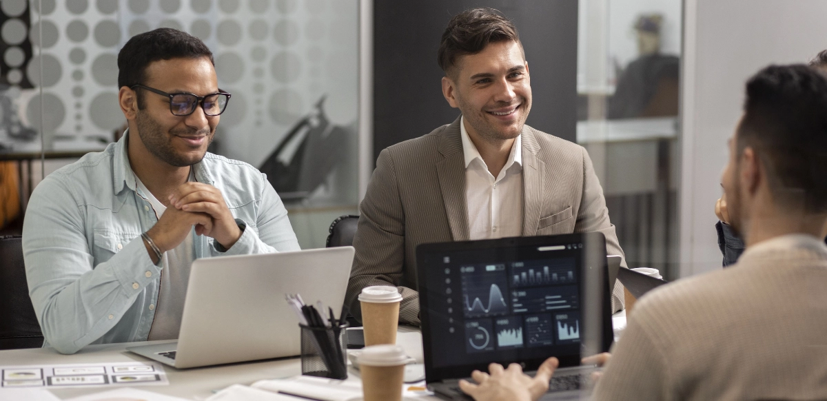 El modelo Zero Trust redefine la seguridad corporativa al verificar cada acceso y monitorear la actividad en tiempo real, desplazando a las tradicionales VPN como estándar de protección en entornos híbridos y remotos.