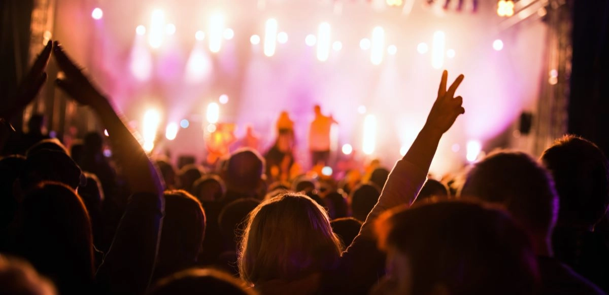 La música vuelve a Colombia con dos estrellas y una alerta sobre la seguridad en línea.