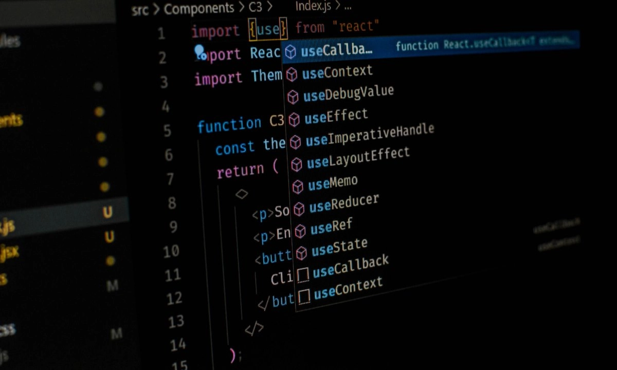 Aunque aumenta el número de personas capacitadas en programación, las empresas continúan reportando dificultades para encontrar perfiles especializados con experiencia práctica.