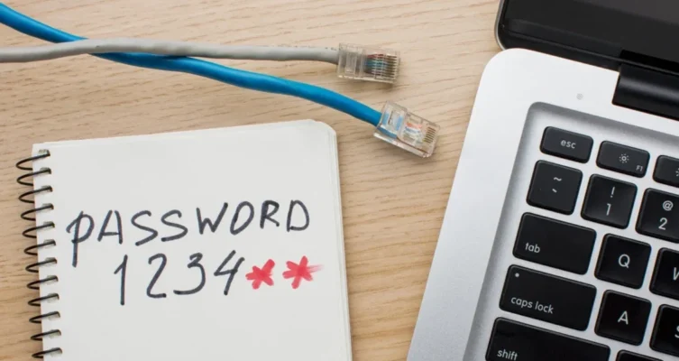 Cambiar la contraseña desde un dispositivo seguro y activar el doble factor de autenticación (2FA) son medidas esenciales para bloquear el acceso del atacante y proteger la cuenta.