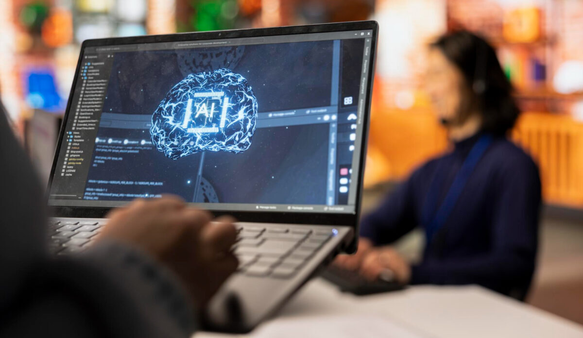 Los agentes de IA ejecutores integran datos, sistemas core y automatización para ofrecer una atención predictiva de punta a punta.