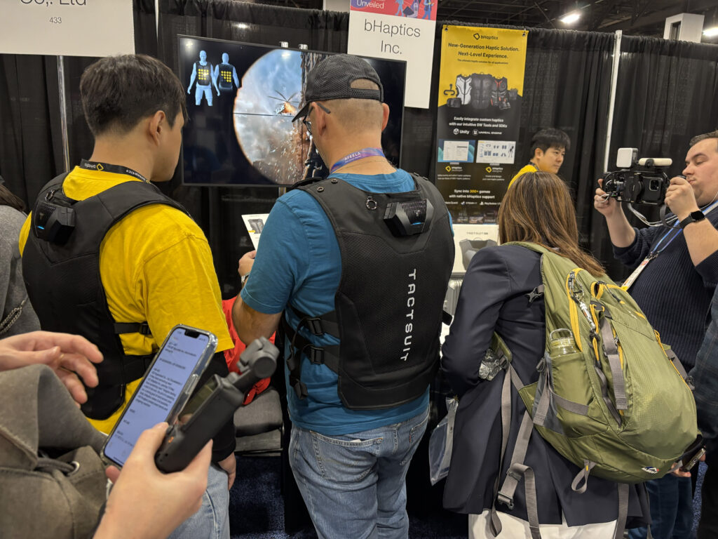 Con el chaleco los usuarios pueden vivir una experiencia inmersiva real, sintiendo la emoción de un juego de rol