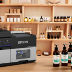 La Epson ColorWorks CW-C8000 permite imprimir etiquetas a color bajo demanda con alta velocidad, precisión cromática y compatibilidad con múltiples materiales, optimizando los procesos productivos en distintos sectores industriales.