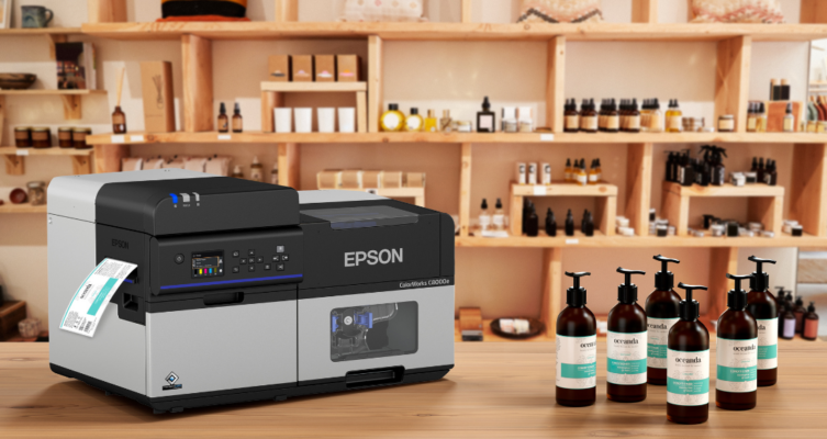 La Epson ColorWorks CW-C8000 permite imprimir etiquetas a color bajo demanda con alta velocidad, precisión cromática y compatibilidad con múltiples materiales, optimizando los procesos productivos en distintos sectores industriales.