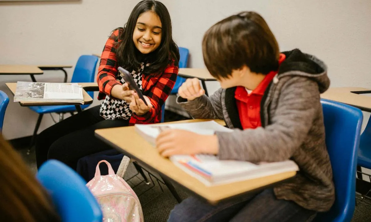 Estudios recientes analizaron cuánto tiempo utilizan los adolescentes sus celulares durante la jornada escolar y su posible relación con la atención.