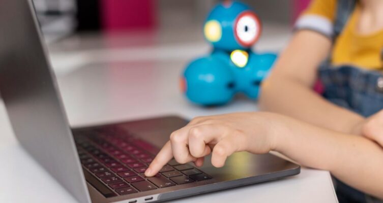 El regreso a clases refuerza el papel de la tecnología en la vida diaria de los niños.