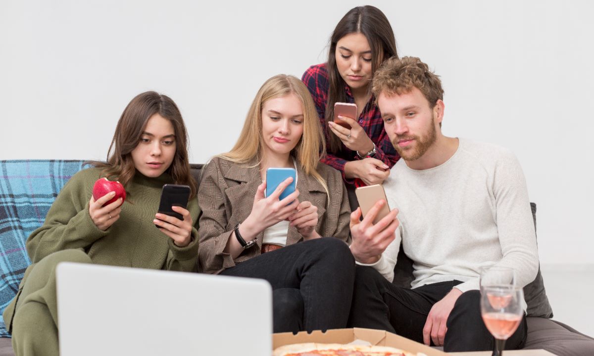 En hogares con varios equipos conectados al mismo tiempo, una baja velocidad provoca que todos compitan por el ancho de banda.