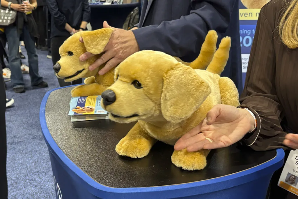 La mascota robot tiene sensores que incluso permiten una reacción natural a las caricias